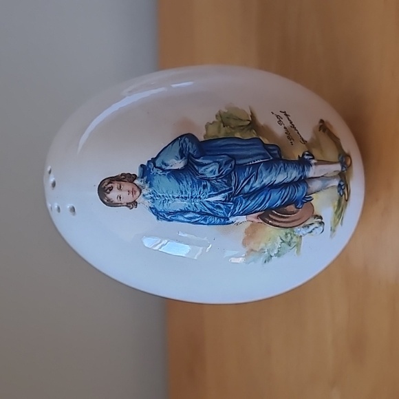 VINTAGE "Blue Boy and Pinkie" Ceramic Egg Shaped Salt and Pepper Shakers - Picture 4 of 16